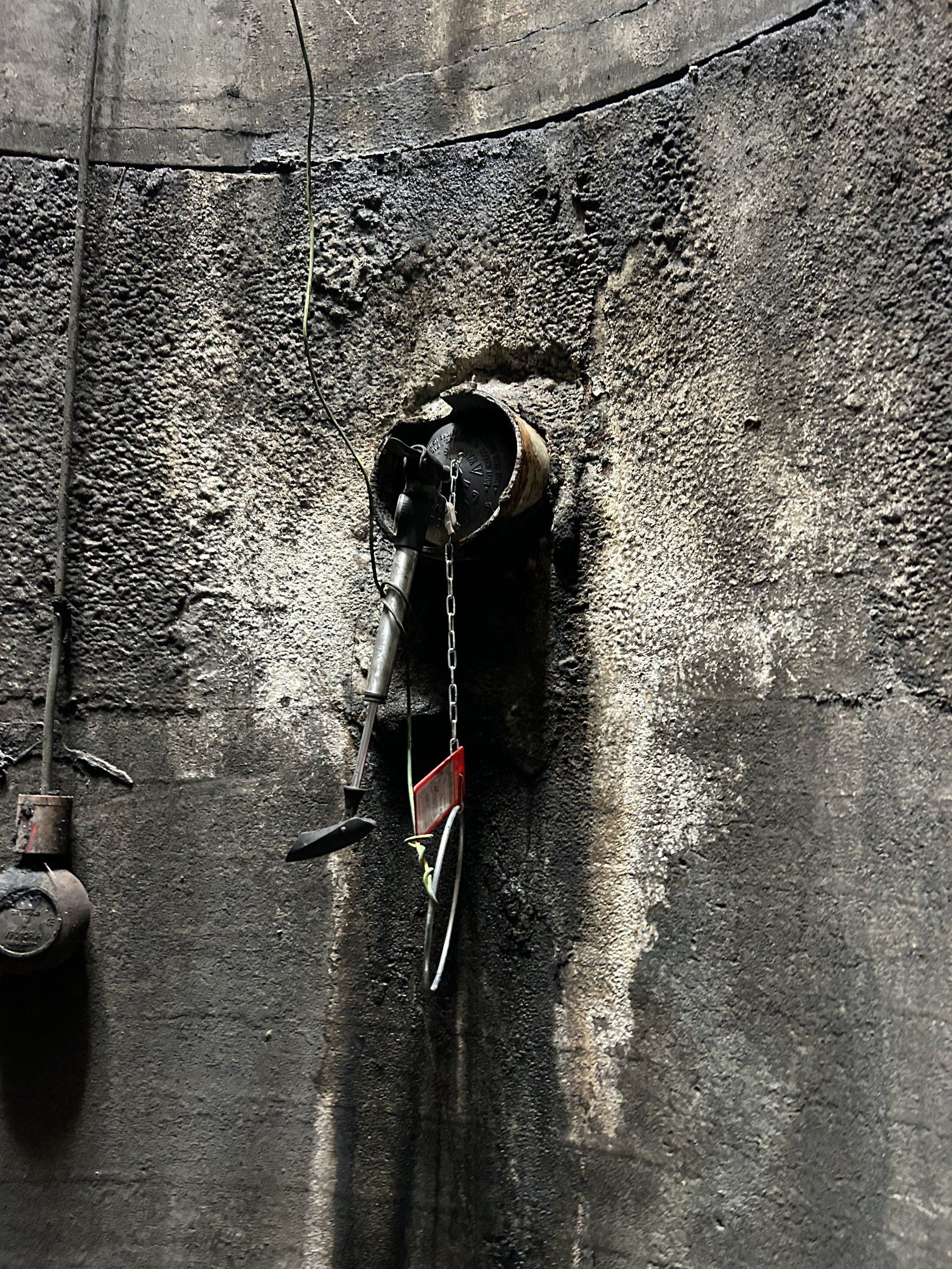 Isolation of hydraulic services into pump chamber